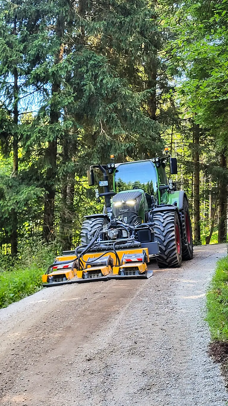 Einfräsen von Bodenbindemitteln zur Wegstabilisierung